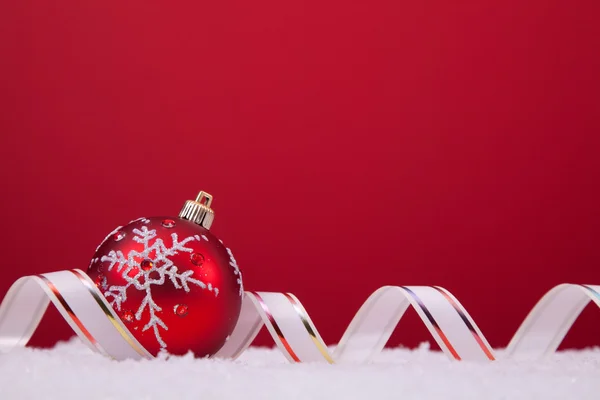 赤い背景の上のクリスマス ボール — ストック写真