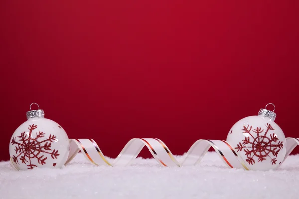 Vánoční koule na červeném pozadí — Stock fotografie