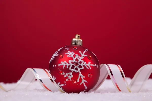 Kırmızı bir arka plan üzerinde Noel topları — Stok fotoğraf