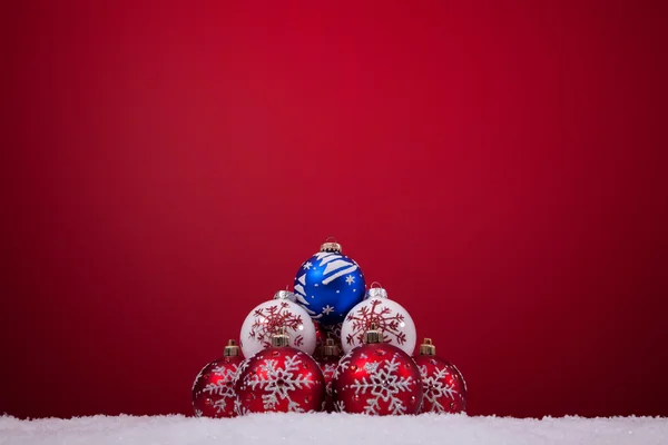 在红色背景圣诞球 — 图库照片