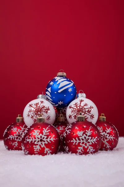 Bolas de Natal sobre um fundo vermelho — Fotografia de Stock
