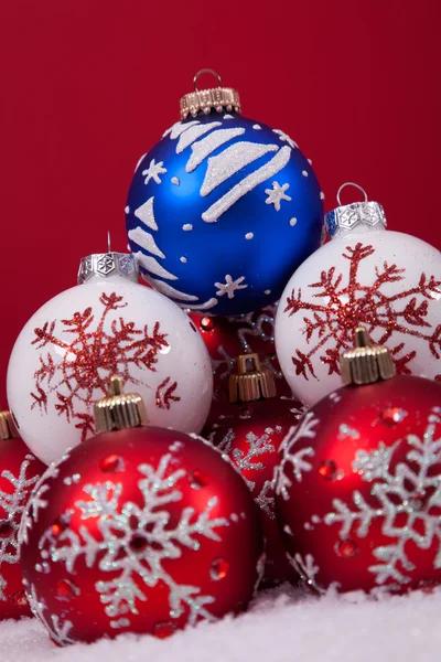 Christmas bollar över en röd bakgrund — Stockfoto