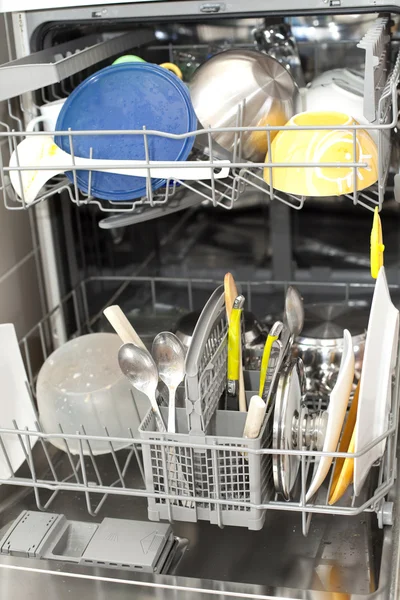 Piatti sporchi in lavastoviglie — Foto Stock