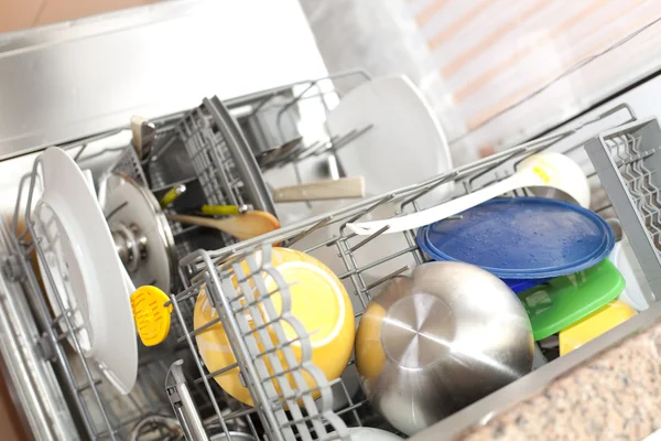 Schmutziges Geschirr in der Spülmaschine — Stockfoto