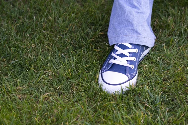 Stopy na trawie — Zdjęcie stockowe