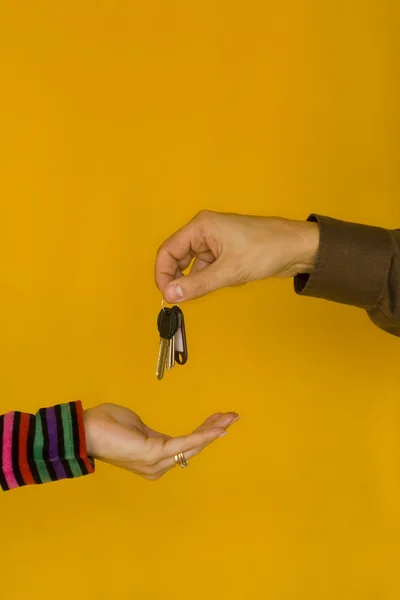 Att ge nycklar — Stock fotografie