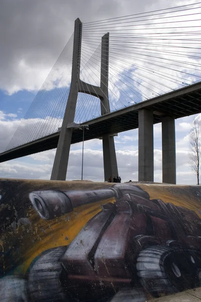 橋の下でキヤノン — ストック写真