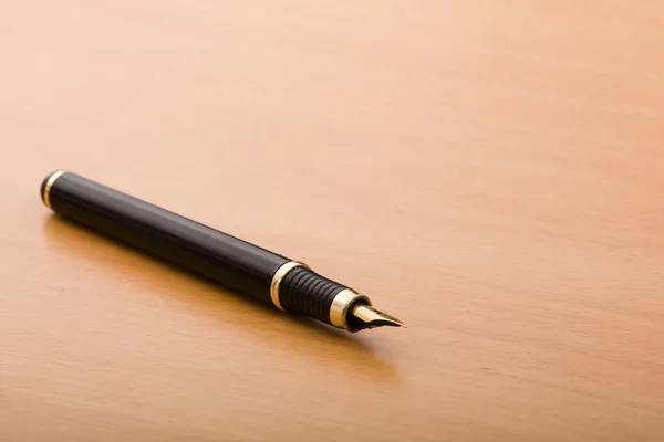 Długopis w tabeli — Zdjęcie stockowe