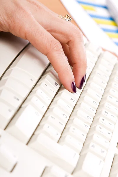 Hand te typen in een toetsenbord — Stockfoto
