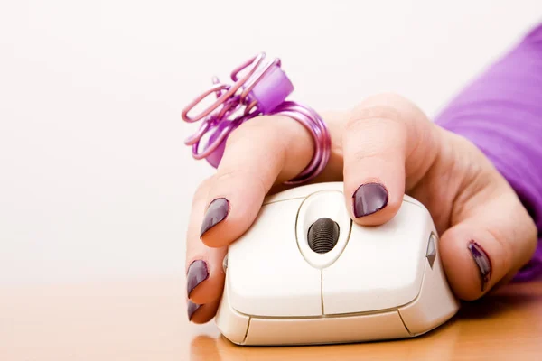 Mão com um dispositivo do mouse — Fotografia de Stock