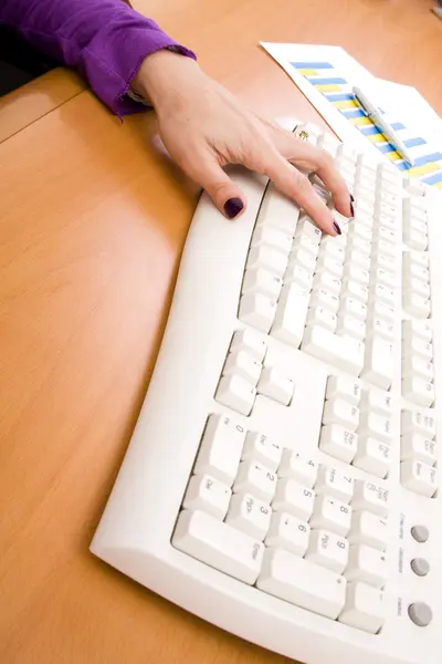 Handtippen in einer Tastatur — Stockfoto