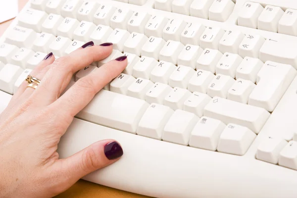 Digitação de mão em um teclado — Fotografia de Stock
