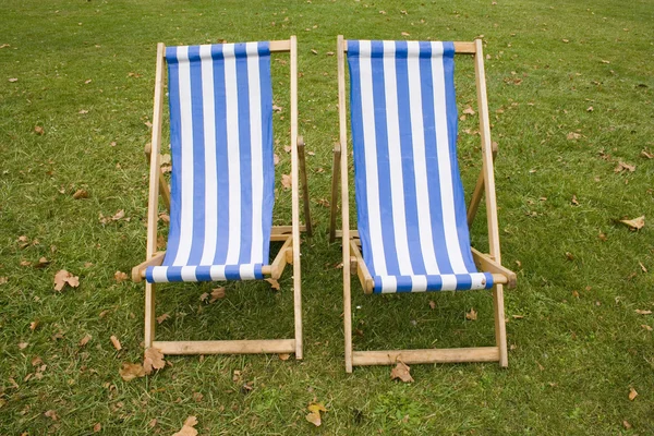 Dwa krzesła w parku — Zdjęcie stockowe