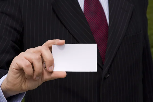 Empresário mostrando um cartão em branco — Fotografia de Stock