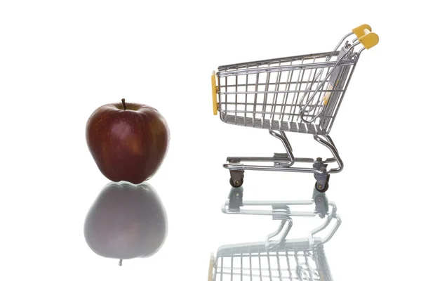 Comprar manzanas en el supermercado — Foto de Stock
