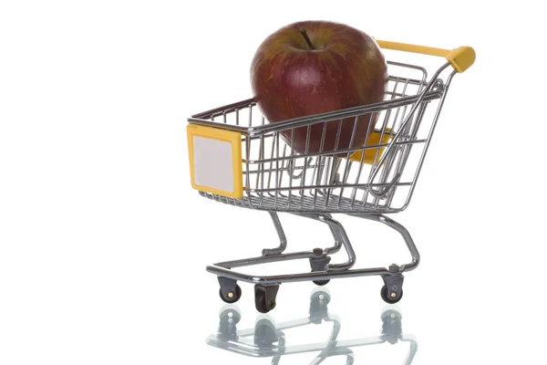 Äpfel im Supermarkt kaufen — Stockfoto