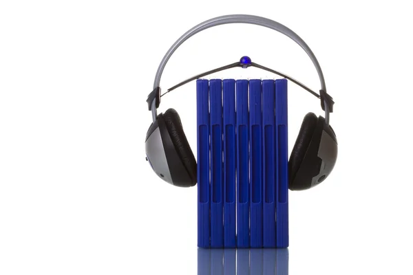 Sluchátka drží modrý případy — Stock fotografie