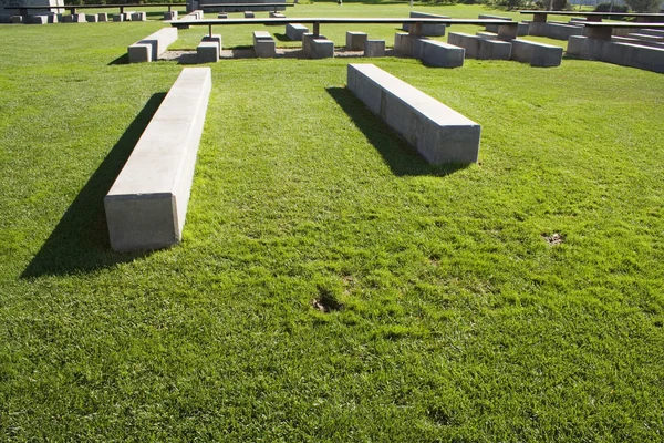 Streszczenie betonu w trawie — Zdjęcie stockowe