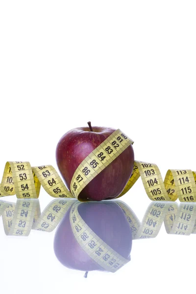 Bir ölçüm bandı üzerinden Kırmızı elma — Stok fotoğraf