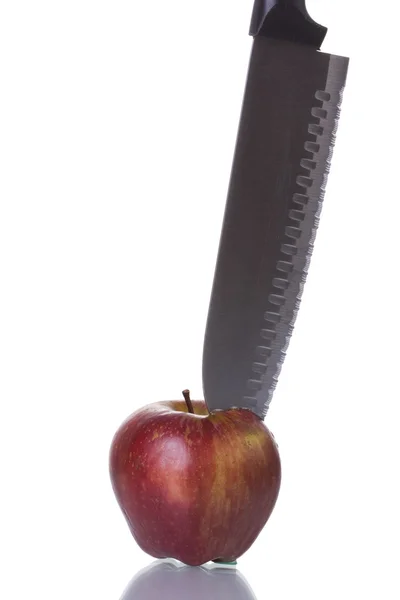Нож режет яблоко — стоковое фото