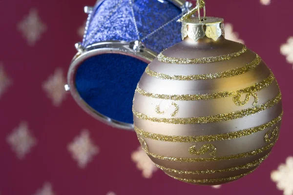 Vánoční koule a drum pozadí (selektivní a měkké zaměření) — Stock fotografie