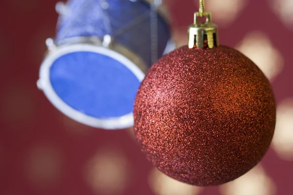 クリスマス ボールとドラム (選択とソフト フォーカス) — ストック写真