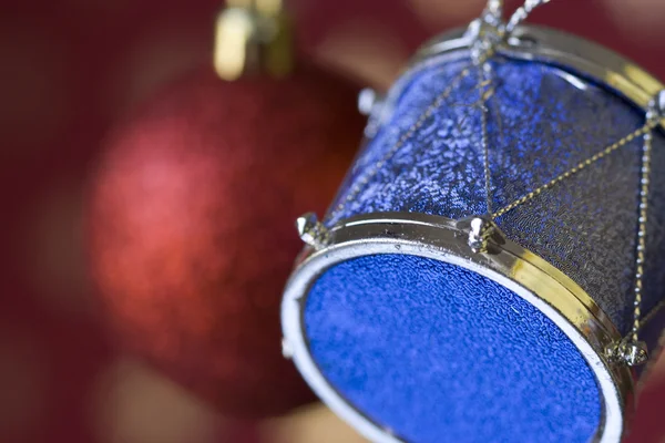 Kerstmis bal en drum achtergrond (selectieve en zachte focus) — Stockfoto