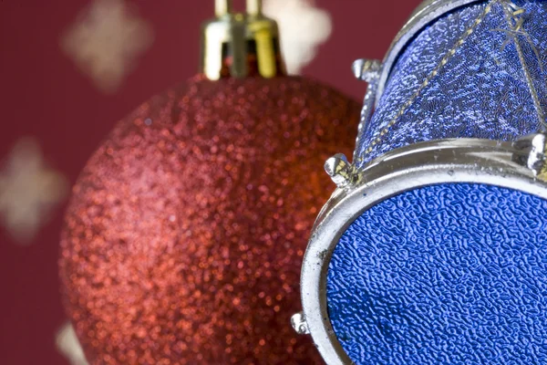 Vánoční koule a drum (selektivní a měkké zaměření) — Stock fotografie