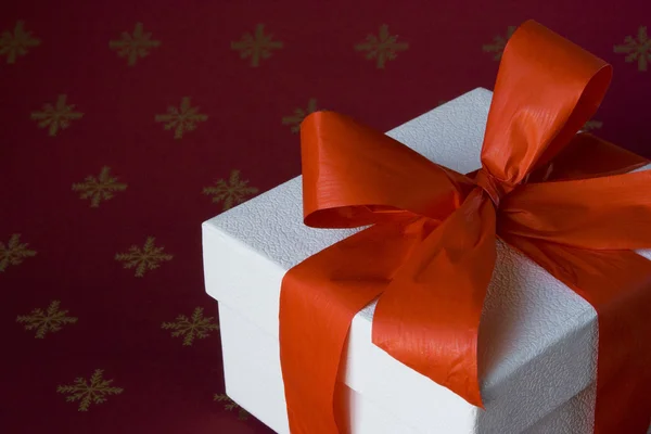 Beyaz kutu hediye — Stok fotoğraf