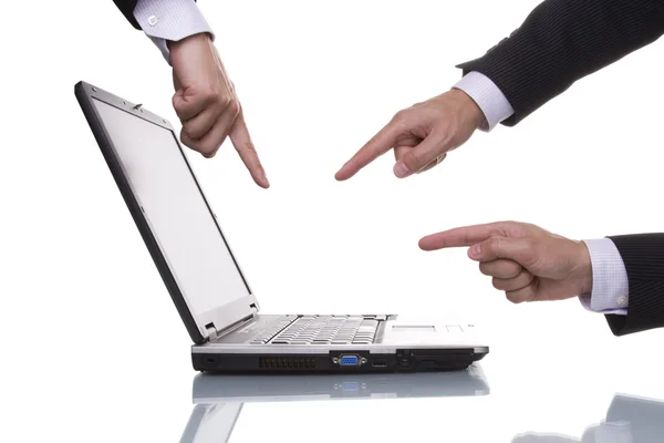 Drie handen wijzen op een laptop — Stockfoto