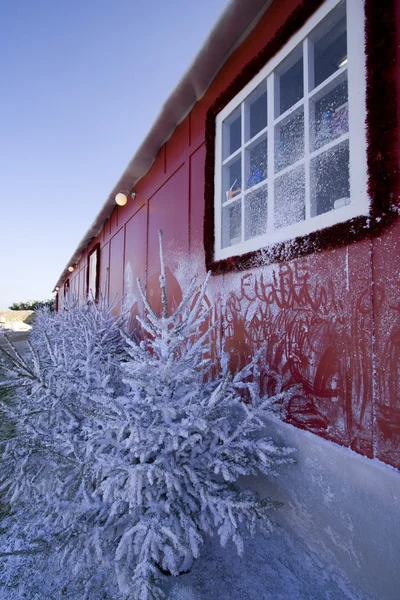 บ้านฤดูหนาวแดง — ภาพถ่ายสต็อก