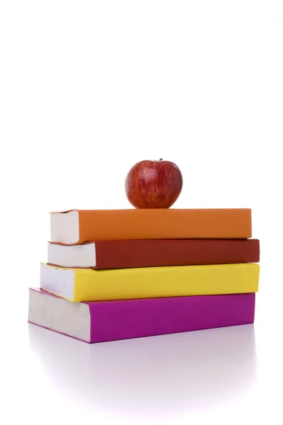 Apfel über einem Stapel Bücher — Stockfoto