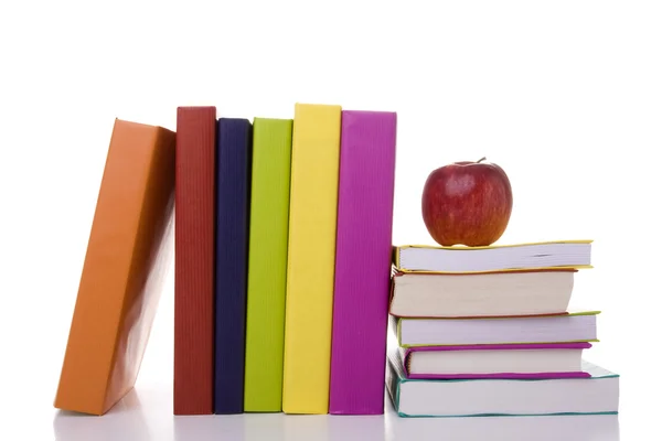 Elma üzerine bir kitap yığını — Stok fotoğraf