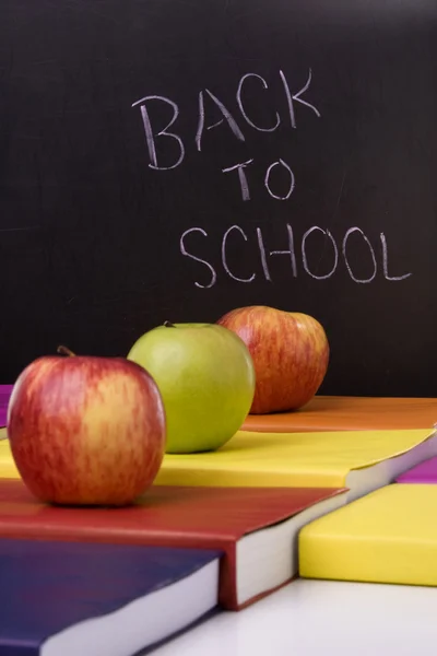 Βιβλία και τα μήλα στο σχολείο — Φωτογραφία Αρχείου