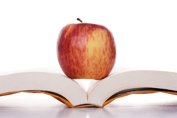 Jabłko na otwartej księdze — Zdjęcie stockowe