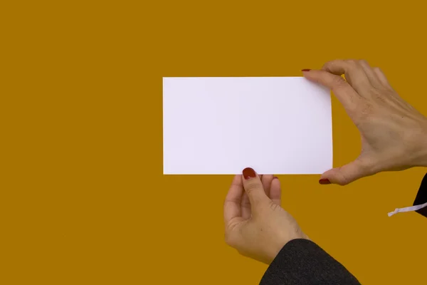 Mãos mostrando um cartão em branco — Fotografia de Stock