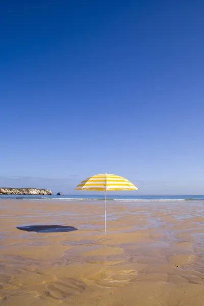 Parasoll på stranden — Stockfoto