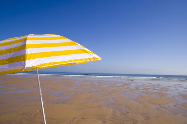 Ombrellone giallo in spiaggia — Foto Stock