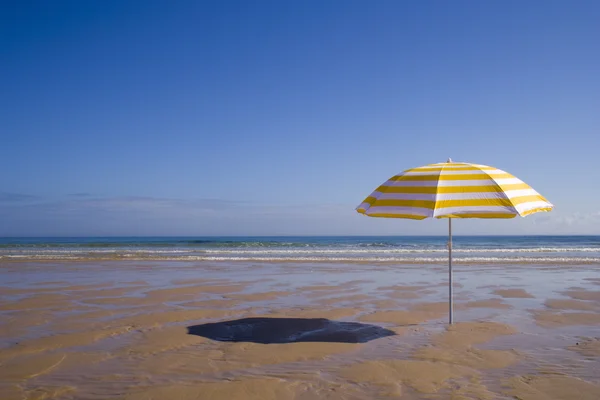 Guarda-chuva amarelo na praia — Fotografia de Stock
