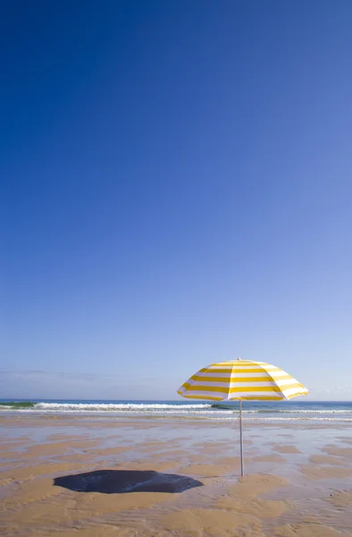 Plajda sarı şemsiye — Stok fotoğraf