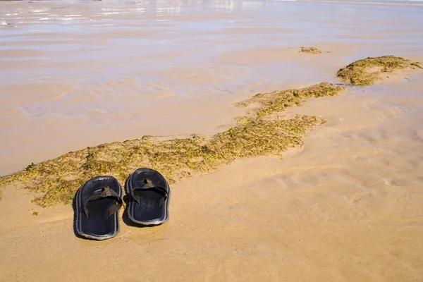 Sandalen op het strand — Stockfoto