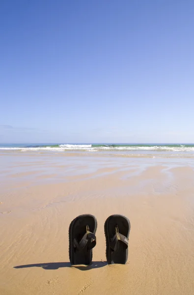 Sandaler på stranden — Stockfoto
