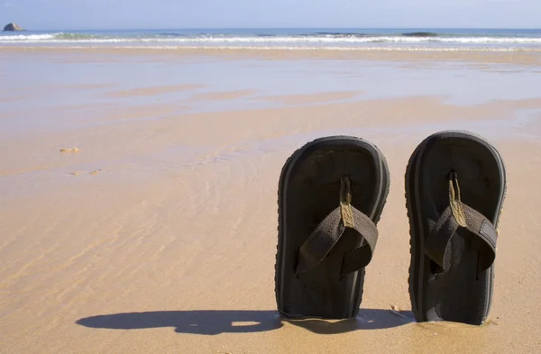 Сандалії на пляжі — стокове фото