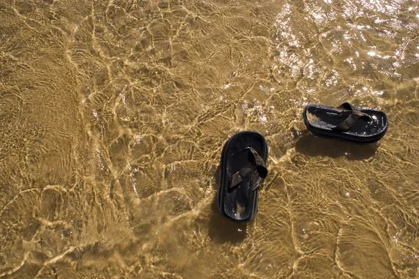 Sandalen im Wasser — Stockfoto