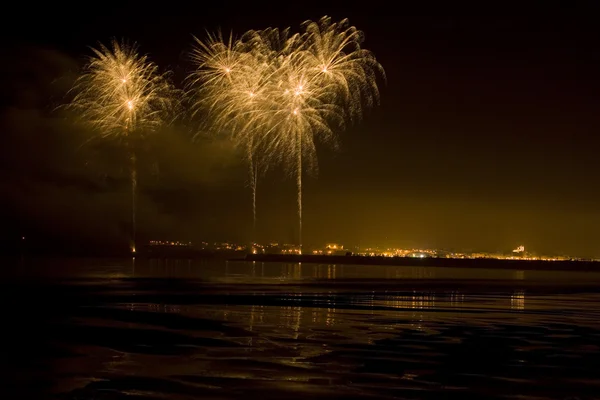 Fogos de artifício na praia — Fotografia de Stock