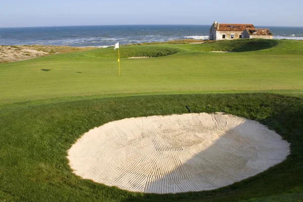 Pole golfowe nad oceanem — Zdjęcie stockowe