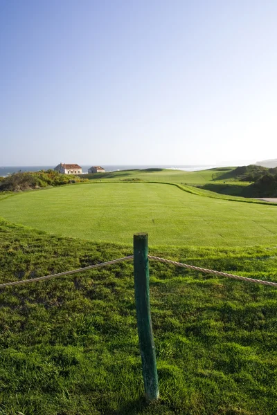 高尔夫球场在海边 — 图库照片