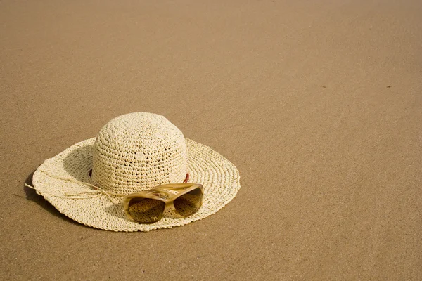 Sunglass en zomer hoed — Stockfoto