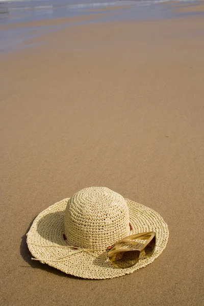 Sunglass en een zomer hoed — Stockfoto
