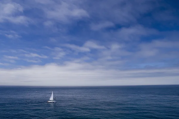 Самотня човен — стокове фото